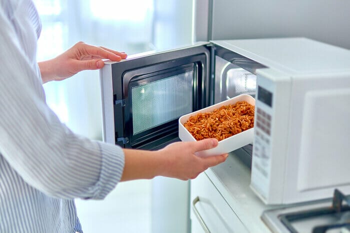 How Does Microwave Defrost Work? - GearToGo